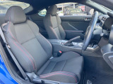 【専用スポーツシート】ホールド性に優れ、カーブ時の体が流れを抑制してくれます。また、体にフィットするから腰や背中が疲れにくく、ロングドライブや高速走行でも快適にお過ごしいただけます♪