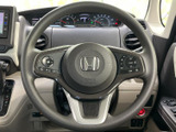 握りやすい形状で、運転操作を快適にサポート。操作性にも優れており、スムーズなドライビングを可能にします。手に馴染む設計です。