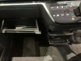 車検証入れになどにも使える便利な収納BOXあります。