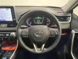 3本スポークステアリング!ステアリングスイッチ付!音量調整やメーター内インフォメーションの操作、全車速追従機能レーダークルーズコントロールの操作などが可能!ステアリングヒーター付!