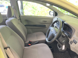 運転席からの視界は広く、運転しやすい空間です。シートの形状も工夫されており、長時間のドライブでも疲れにくいでしょう。