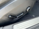【運転席パワーシート】リクライニングからシートリフターまで、スイッチ一つで簡単にシートの微調整が可能!自分に最適なシートポジションにセットして、快適なドライブをお楽しみください。