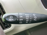 雨天時でもクリアな視界を確保できるワイパーレバー。操作も簡単で、運転に集中できます。様々な設定に対応し、状況に応じた使い分けが可能です。