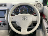 インテリアに合わせたデザインのステアリングは、運転される方のことも考え、運転しやすい形状、大きさです。是非一度、実際に触ってお確かめください。