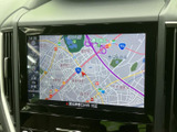 見やすい高精細な地図表示で、ルート検索もスムーズ。渋滞情報も確認でき、最適な道を選択できます。運転に集中できる安心感があります。