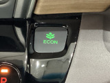ECON モードをON にするとアクセルペダルの動きに対するエンジンの反応とエアコンの制御を切り換えることで、燃費のいい運転をするドライバーがペダルを踏んだ時と同じようにエンジンを制御します。