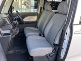 運転席周りはシンプルで操作性に優れています。必要な情報が視認しやすく、運転に集中できます。