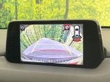 【バックカメラ】駐車時に後方がリアルタイム映像で確認できます。大型商業施設や立体駐車場での駐車時や、夜間のバック時に大活躍!運転スキルに関わらず、今や必須となった装備のひとつです!