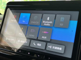 多様なメディアに対応し、車内でのエンターテイメントを豊かにします。お好みの音楽や映像を楽しみながら、快適なドライブをお過ごしください。