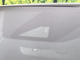 【プリクラッシュセーフティ】前方の車両等を検知し、衝突しそうな時は警報で注意を促し、ブレーキを踏む力をサポート。ブレーキを踏めなかった場合は衝突被害軽減ブレーキが作動、衝突回避をサポートします。