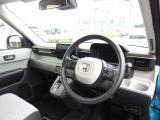 ★運転席周辺★大きなフロントガラスで見晴らしよく運転しやすい設計と、広くてゆとりのある運転席。楽な姿勢で座ることが出来るので長時間の運転でも疲れにくいですし体もぶれにくく工夫されています!
