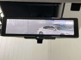 【インテリジェント ルームミラー】車両後方のカメラ映像をミラー面に映し出すので、車内の状況や、天候などに影響されずいつでもクリアな後方視界が得られます!