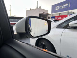 BSW(後側方車両検知警報)ブザーとともに、ブレーキを制御することで車両をもとの車線内に戻すような力を短時間発生させ、車両との接触を回避するようドライバーのステアリング操作をアシストします。