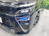 【LEDヘッドライト】悪天候や夜間走行時も良好な視界を確保し安心して運転できる高輝度LEDヘッドライトを装備!点灯速度が早く、消費電力も抑えられています。