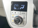 【オートエアコン】一度お好みの温度に設定すれば、車内の温度を検知し風量や温度を自動で調整。暑い&hellip;寒い&hellip;と何度もスイッチ操作をする必要はありません。快適な車内空間には必須の機能ですね♪