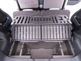 フレキシブルボードが標準装備なので荷室床の高さや形を変えることで、積む荷物に応じて使い分けできるアレンジ性が高い機能です。