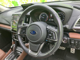 握りやすいステアリングは、運転時の操作性を高めます。オーディオやハンズフリー通話など、便利な機能も搭載されており、快適な運転をサポートします。