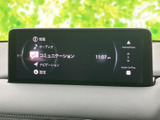 高精細なディスプレイが、快適なドライブをサポートします。Apple CarPlayやAndroid Autoにも対応し、スマホとの連携もスムーズです。