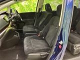 落ち着いた色調の室内が、上質な雰囲気を演出。運転に集中できる、機能的な空間設計です。快適なカーライフをサポートします。