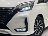 【LEDヘッドライト】悪天候や夜間走行時も良好な視界を確保し安心して運転できる高輝度LEDヘッドライトを装備!点灯速度が早く、消費電力も抑えられています。