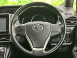 握りやすいステアリングは、運転操作をスムーズにします。快適なドライビングポジションを実現し、長距離運転でも疲れにくいでしょう。