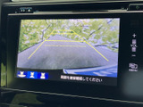 バック時の安全性を高めるバックモニター。狭い場所でも、障害物を気にせずスムーズに駐車できます。運転に自信がない方にもおすすめです。