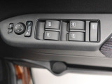 パワーウィンドゥ 運転席ドアスイッチ照明付です。電動格納ミラーも手元でワンモーションで可能です。