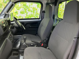 運転席周りは、使い勝手を考慮した配置。操作に必要な情報を的確に捉えられます。快適なドライブをサポートします。