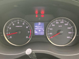 視認性の高いメーター類で、運転に必要な情報を的確に把握できます。直感的に操作できるデザインで、安全運転をサポートします。落ち着いた空間です。