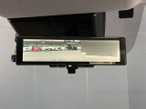 車両後方のカメラ映像をミラー面に投影します。社内の状況や天候に左右されずいつでもクリアな後方視界が得られます。
