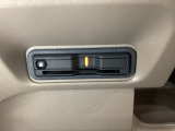ハンドルの左下にETCがついています。高速道路の料金所の通過も楽々です。カードの取り出しもしやすい場所についています。