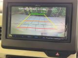【バックカメラ】駐車時に後方がリアルタイム映像で確認できます。大型商業施設や立体駐車場での駐車時や、夜間のバック時に大活躍!運転スキルに関わらず、今や必須となった装備のひとつです!
