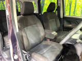 運転席まわりには十分なスペースがあり、大柄な方でもゆったり運転していただける環境です。