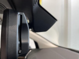 自動防眩機能を備えたルームミラー。ETC車載器を搭載しておりスタイリッシュかつ機能性を兼ね備えております。
