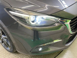 【LEDヘッドライト】悪天候や夜間走行時も良好な視界を確保し安心して運転できる高輝度LEDヘッドライトを装備!点灯速度が早く、消費電力も抑えられています。