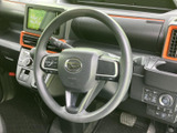 握りやすい形状のステアリングは、長時間の運転でも疲れにくい設計。操作性にも優れ、快適なドライビングをサポートします。質感も高水準です。