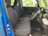 広々とした室内空間は、運転席からの視界も良好です。シートの形状も工夫されており、長距離運転でも疲れにくいでしょう。