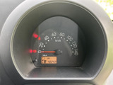 走行距離や速度をひと目で確認できるシンプルなメーターです。運転に必要な情報を分かりやすく表示し、運転に集中できる環境をサポートします。
