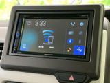 ディスプレイは大きく、視認性に優れています。Bluetooth接続でスマートフォンと連携すれば、音楽や通話も快適に。ドライブがより楽しくなる一台です。