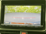後方確認をサポートするモニター画面です。駐車時や狭い道での運転に役立ち、安全性を高めます。運転に自信がない方にもおすすめです。