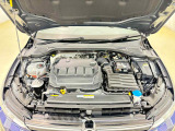 Volkswagenを知り尽くしたスペシャリストが隅々まで整備、各モデルの情報がインプットされた専用テスターで過去の細かな不具合を確認。モデルごとや部位ごとに専用スペシャルツールを用いて整備します