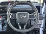 握りやすい形状のステアリングは、長距離運転でも疲れにくい設計です。操作性にも優れ、スムーズなハンドリングをサポート。快適なドライブを約束します。