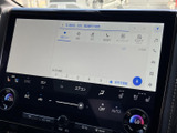 見やすい大型ディスプレイが、運転中の情報収集をサポート。直感的な操作で、目的地設定や音楽再生もスムーズに行えます。快適なドライブを演出します。