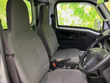 運転席からの視界は広く、運転操作もスムーズに行えます。シートの座り心地も良く、長時間の運転でも疲れにくいです。