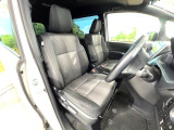 運転席まわりには十分なスペースがあり、大柄な方でもゆったり運転していただける環境です。