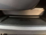 ワイヤレス充電付きです。