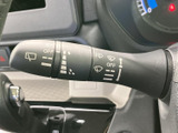 雨天時でもクリアな視界を確保できるワイパーレバーです。操作も簡単で、雨の日の運転を安心サポート。様々な設定で快適にお使いいただけます。