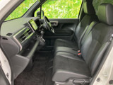 運転席からの視界は広く、運転操作もスムーズに行えます。快適なドライブをサポートする機能的な空間です。