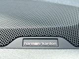 【harman kardon】ハーマンカードンのHi-Fiスペシャリストと共に、モデル別に開発・設計された専用チューニングが臨場感溢れる音響空間を実現しています。