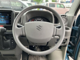 握りやすいステアリングは、長距離運転でも疲れを軽減。操作性も高く、快適なドライビングをサポートします。